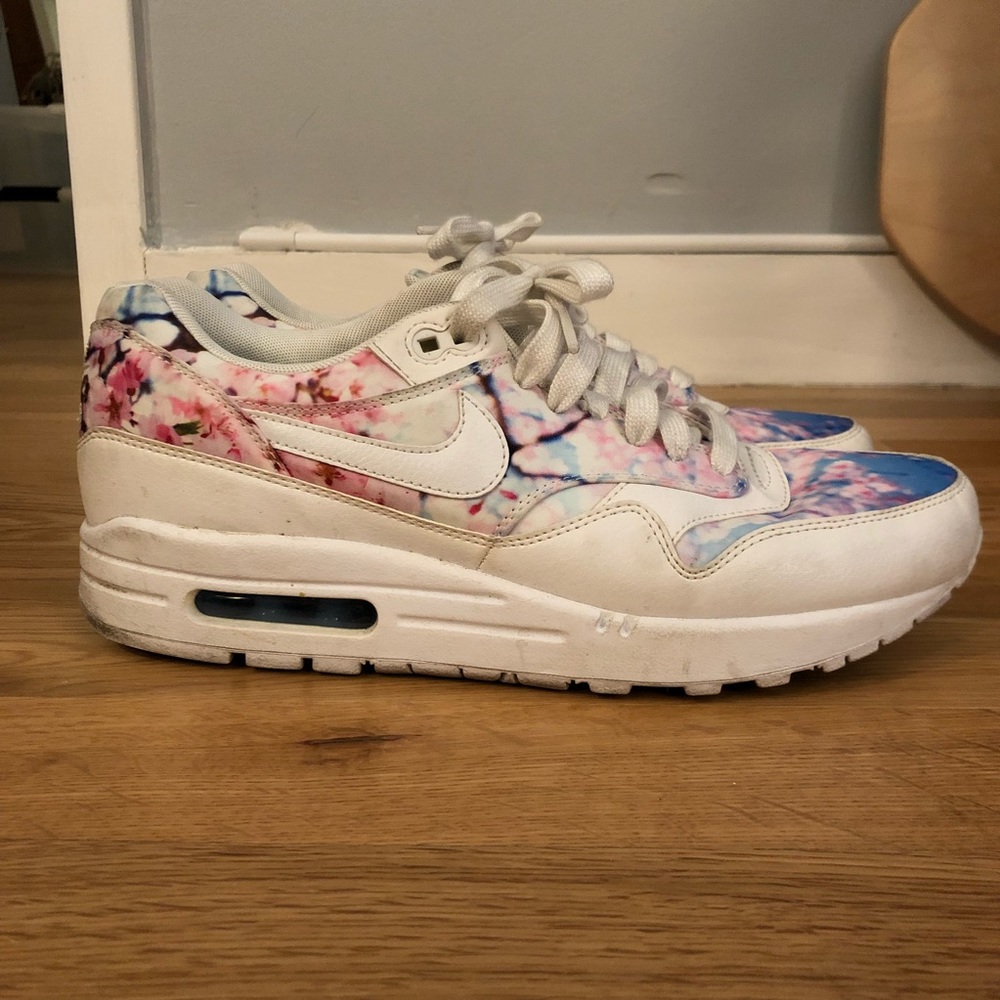 NIke women’s sneakers size 10